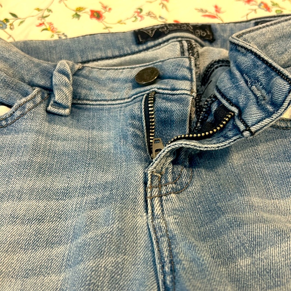GUESSE Light Wash SKINNY Jeans with Bottom Zippers. - Picture 3 of 9